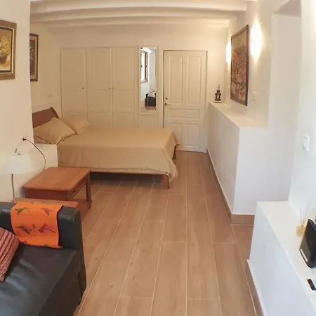 Tamariu Chalet, 3 Bedroom In Main House And Self Contained Unit Apartment