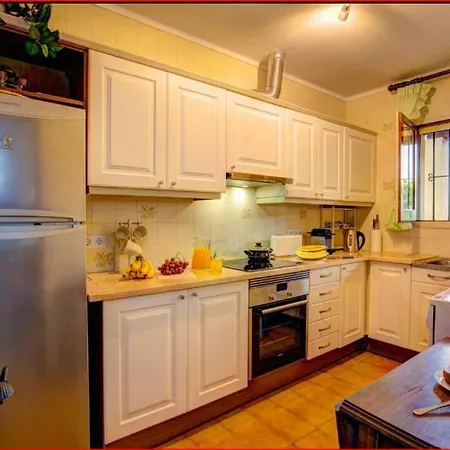 Chalet, 3 Bedroom In Main House And Self Contained Unit Apartman